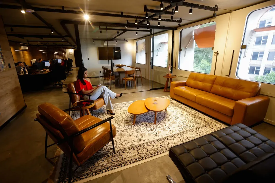 Integrante da equipe no lounge do escritório